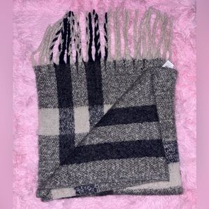 ✨OFFERS WELCOME✨NWT! Large Plaid Scarf in Gray and Black